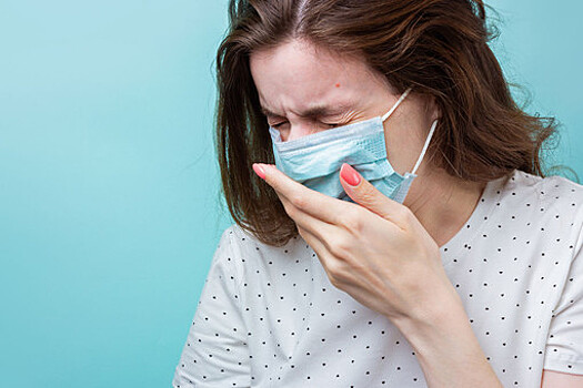 Express: привитым от COVID-19 не следует игнорировать такие симптомы, как чихание и кашель
