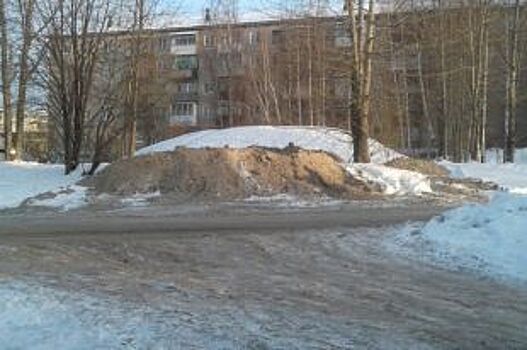 В Березниках устранили опасную горку, по которой дети скатывались на дорогу