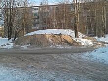 В Березниках устранили опасную горку, по которой дети скатывались на дорогу