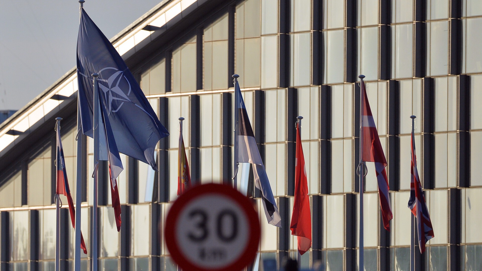 Конфликт между НАТО и Трампом набирает обороты: что об этом пишут зарубежные СМИ