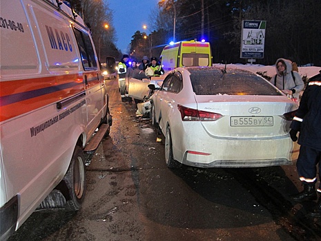 В Новосибирске в Октябрьском районе произошло столкновение двух автомобилей марки «Hyundai Solaris» и «Toyota»
