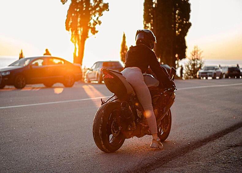 Тогда байкерша решила увеличить скорость до 190 км. Через мгновение пилот потеряла управление, мотоцикл затрясло, и девушка упала на дорогу. Этот момент также зафиксировала камера.