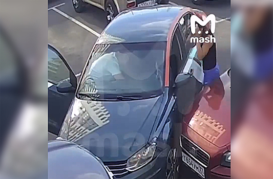 В Подмосковье во время парковки женщина повредила три авто и попала на видео