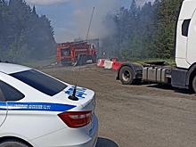 На Среднем Урале горящая фура перегородила федеральную трассу