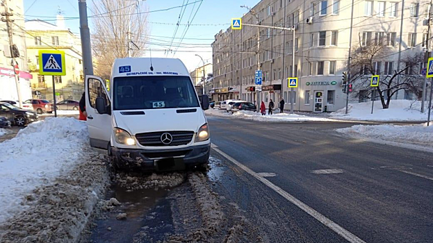Саратовец переходил дорогу на красный и попал под маршрутку