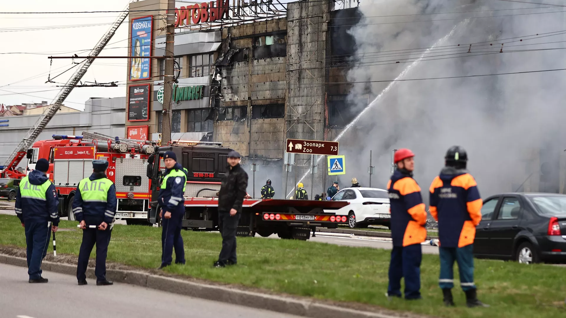 В МЧС объяснили, что осложняет тушение пожара в ТЦ Гиант