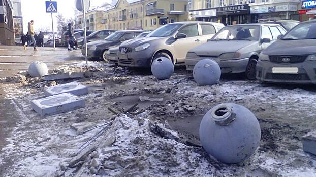 В Пензе на ул. Московской кто-то поломал бетонные шары для ограничения проезда авто