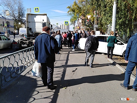 На Уралмаше две иномарки вылетели на тротуар и сбили двух женщин