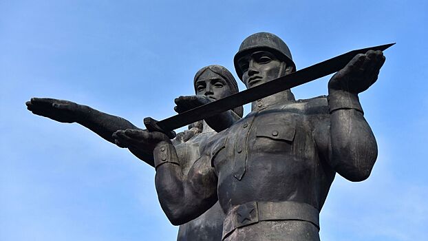 Во Львове начался демонтаж Монумента славы Советской армии