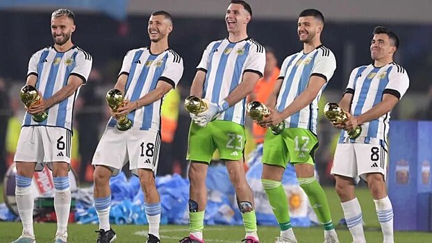 Мартинес и другие игроки Аргентины приложили реплики кубка мира к паху после матча с Панамой, повторив празднование вратаря после финала ЧМ-2022