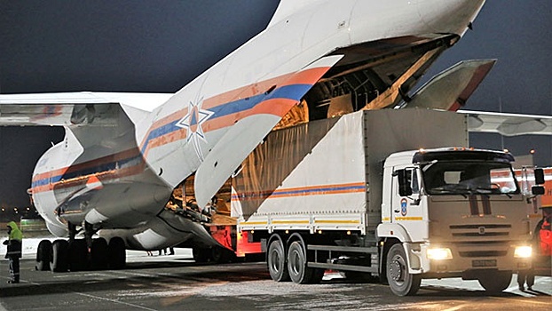 Самолет МЧС РФ доставил гумпомощь в Китае