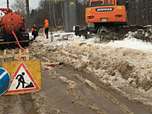 На Воткинском шоссе в Ижевске устраняют аварию на трубопроводе