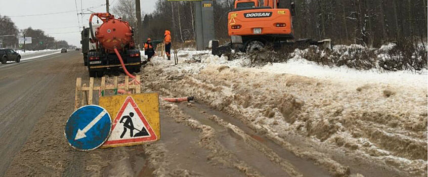 На Воткинском шоссе в Ижевске устраняют аварию на трубопроводе