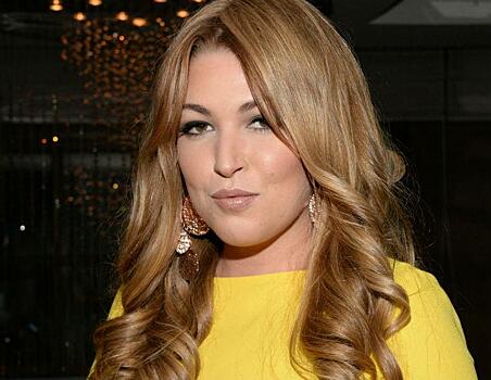 «Весенний образ»: Дубцова в металлизированной ветровке и неоновых кроссовках выгуляла собак