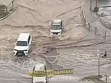 В российском городе девушку унесло потоком воды на дороге во время ливня