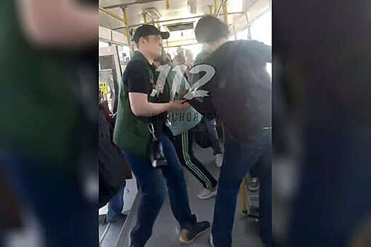 В Красноярске на видео попало, как кондуктор вытолкал школьника из автобуса