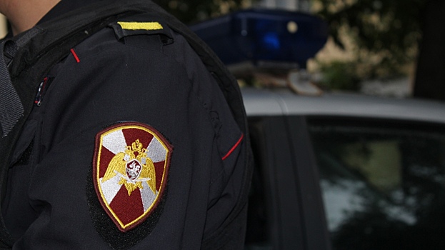 Череповчанин разбил стекло выставочного автомобиля в торговом центре