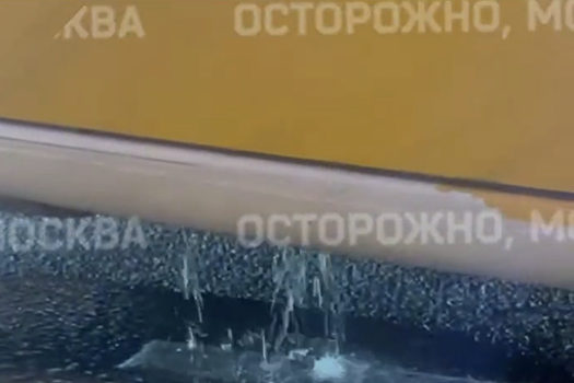 В Москве болт от грузовика пробил бензобак такси