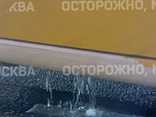 В Москве болт от грузовика пробил бензобак такси