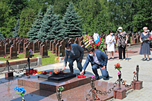 Церемония возложения цветов к Вечному огню состоялась на Преображенском кладбище