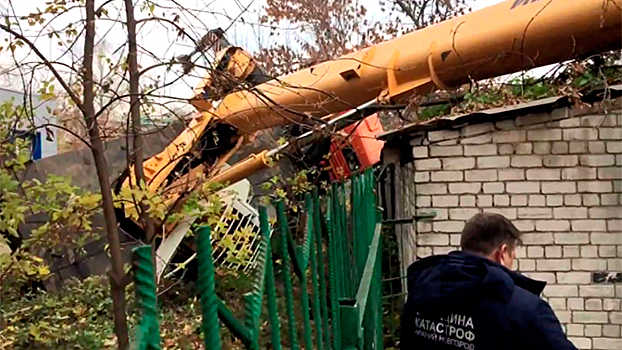 В Нижнем Новгороде автокран упал на детский сад