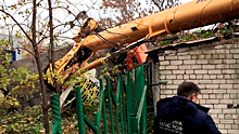 В Нижнем Новгороде автокран упал на детский сад