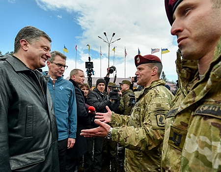 Президент Украины Петр Порошенко, посол США на Украине Джеффри Пайетт (слева направо) во время открытия украинско-американских командно-штабных учений Fearless Guardian 2015