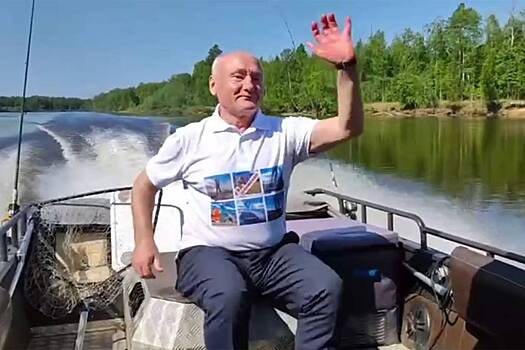 Российский мэр поздравил подписчиков с Днем гармонии видео с танцами в лодке