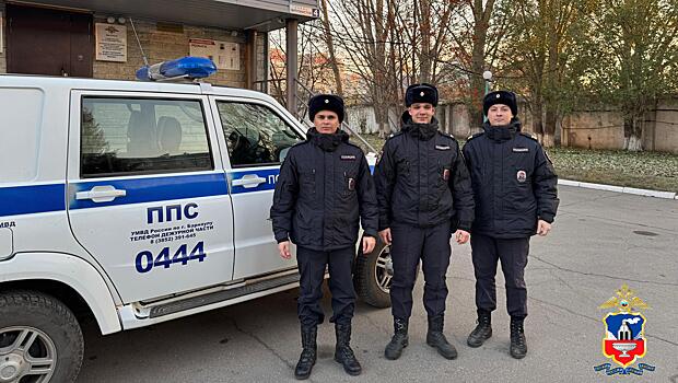 В Алтайском крае сотрудники патрульно-постовой службы вывели пенсионера из задымлённой квартиры