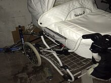 В Лабытнанги неизвестные сняли колеса с детской коляски