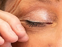 Врач назвала «глазной» симптом омикрон-штамма