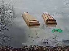 Плавающие в озере гробы заметили в российском городе