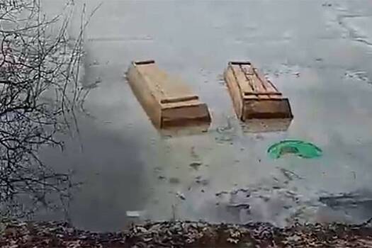 Плавающие в озере гробы заметили в российском городе