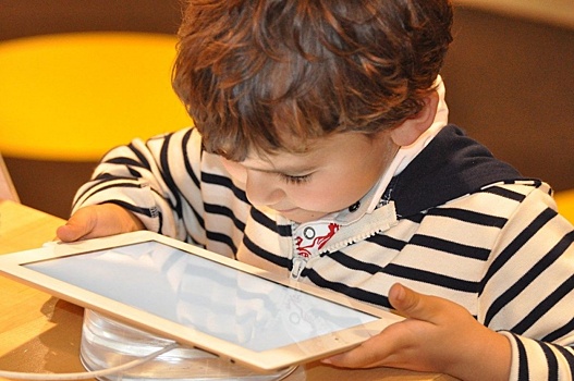ПАО "ММК" обеспечило нуждающихся школяров гаджетами для онлайн-учебы