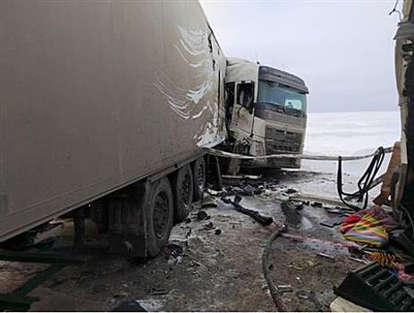 На трассе М-5 под Сызранью столкнулись два большегруза Volvo