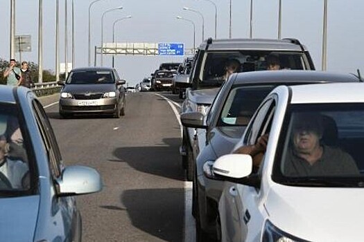 Более двух тысяч автомобилей застряли в пробке на подъезде к Крымскому мосту