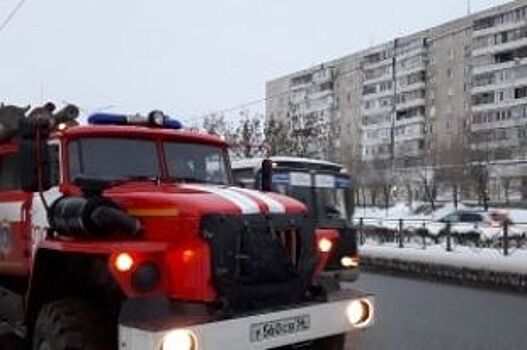В Оренбурге пожарные спасли выпавшую из окна женщину
