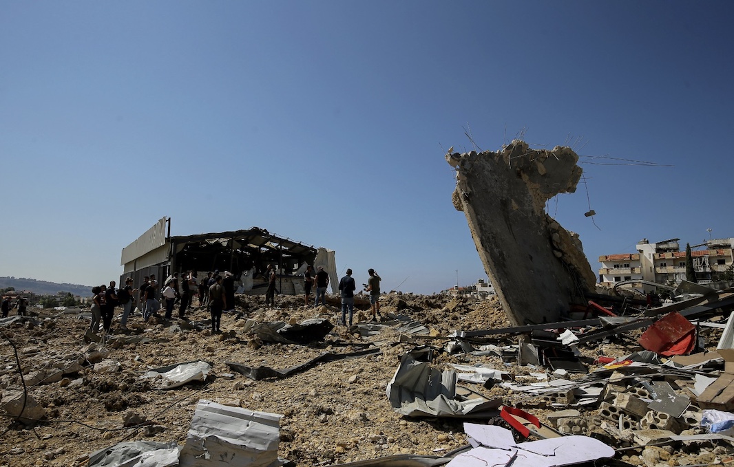 Армия Израиля заявила, что наносит точечные удары по Бейруту