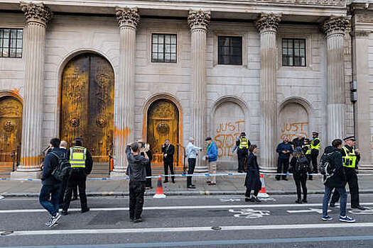 Экоактивисты движения "Just Stop Oil" облили краской главное здание Банка Англии