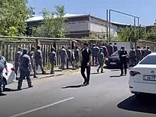 Во время заседания по делу Карапетяна к суду стянули толпу силовиков