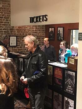 Билл Мюррей пришел на кантри‐концерт и купил билеты всем людям из очереди