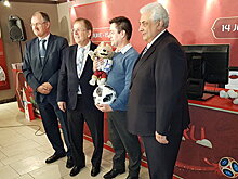 В Берлине вручили первый в Германии паспорт болельщика ЧМ-2018