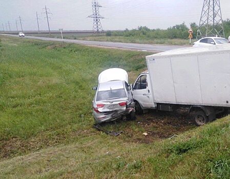 Двое человек пострадали в массовом ДТП под Саратовом