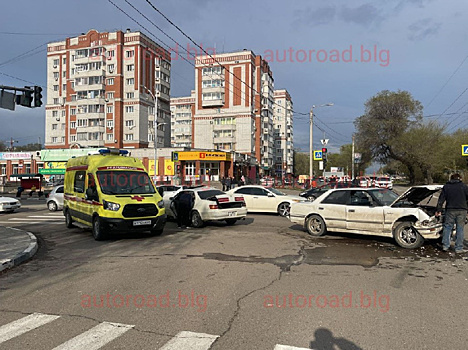 В центре Благовещенска столкнулись две иномарки, на месте работала реанимация