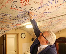 Бельгийский художник Ян Фабр оставил свою подпись в гримерной БДТ с автографами знаменитостей