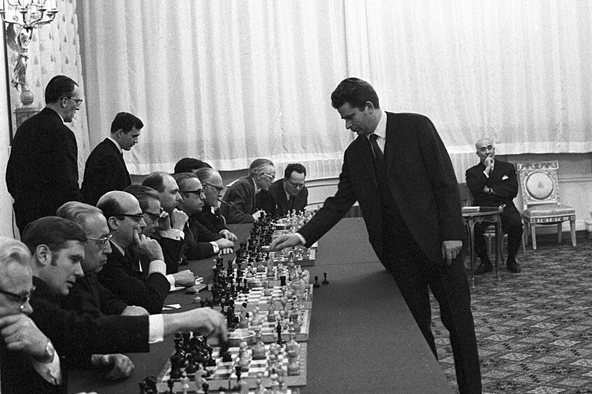 Чемпион мира по шахматам Борис Спасский во время сеанса одновременной игры с 19 главами иностранных миссий в Москве. Итог игры - 15 побед шахматиста и 4 ничьих, 01 февраля 1970 года