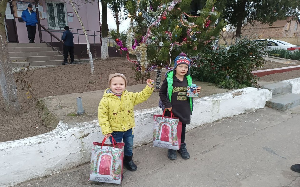 Детям Новой Каховки в Рождество передали подарки из Рязанской области