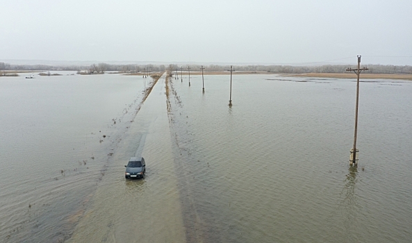 Проще на лодке: затопленная дорога под Волгоградом попала на фото