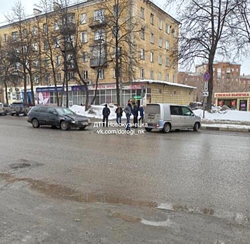 Столкнувшиеся легковушки заблокировали движение в центре Новокузнецка