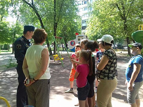 В Южном Бутово дети бросали шары с водой и разбили иномарку